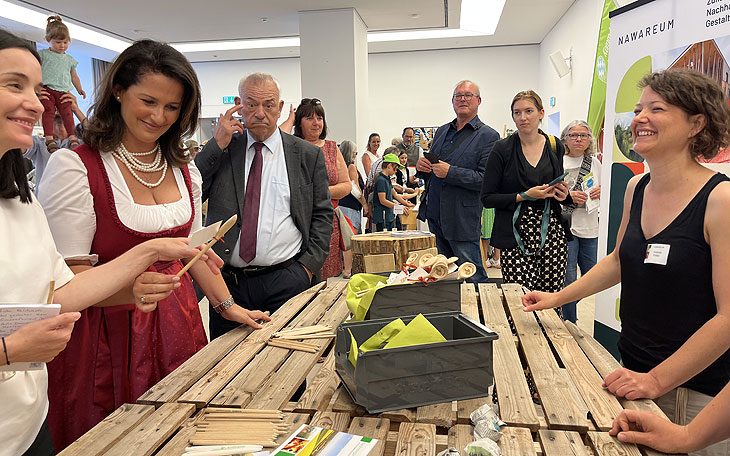 Ministerin Michaela Kaniber am Stand des NAWAREUM beim Hoffest 2022 @ Bayerisches Landwirtschaftsministerium (©Foto: Martin Schmitz)
